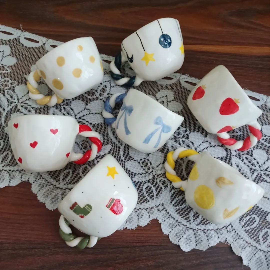 ماگ های سرامیکی دست ساز با طرح دفرمه و دسته آبنباتی