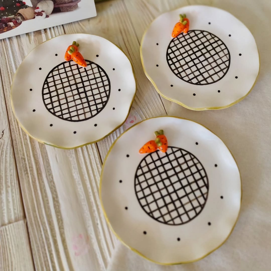 بشقاب دست ساز سرامیکی با هویج های برجسته