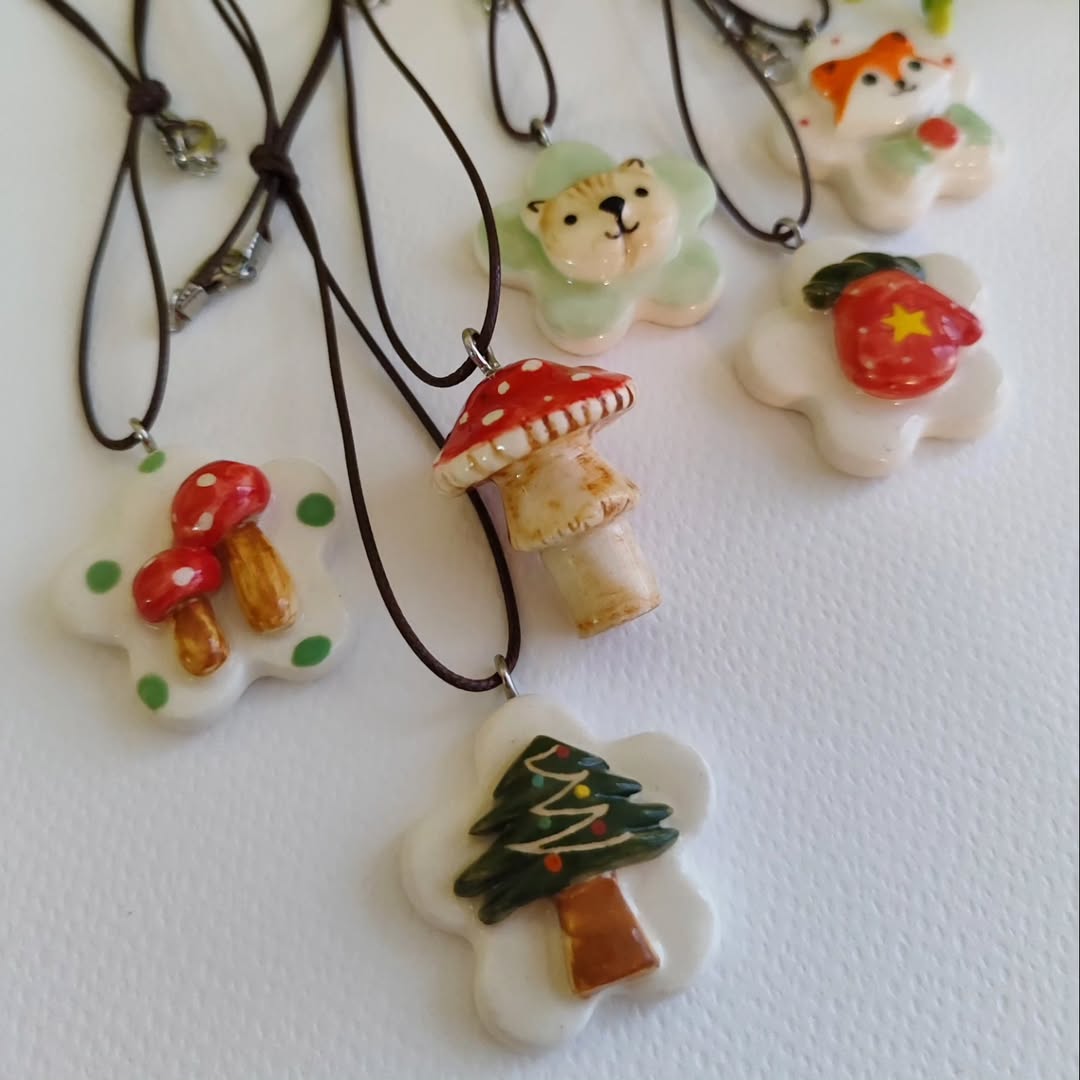 گردنبند های سرامیکی دست ساز با طرح های برجسته